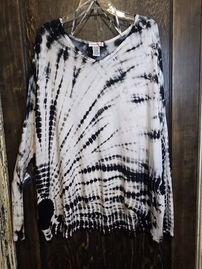 NWT XCVI Wearables Black and White Tie-Dye V-Neck Long Sleeve Top